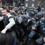 В Киеве силовики прорвали баррикады и оттесняют демонстрантов