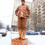 У филиала CNN в Москве появился «живой памятник» нацисту