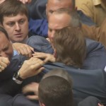 Депутаты Верховной рады проголосовали за мобилизацию и устроили драку с несогласным