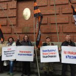«США, руки прочь от выборов в России!» – накануне единого дня голосования активисты Национально-освободительного движения пикетировали генконсульство США в Екатеринбурге