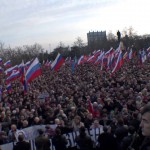50-тысячный митинг в Севастополе поет “Священную войну”