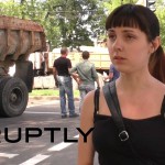 В ожидании зачистки жители Донецка строят на улицах баррикады